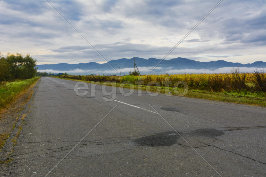 Горная дорога. Ландшафт поля и гор