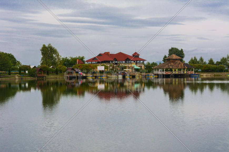 Озеро в горах для отдыха и рыбалки