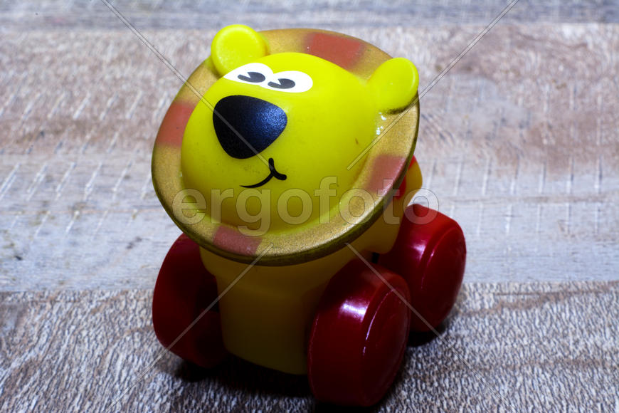 Маленькие детские игрушки крупным планом. Детский львенок на колесах 