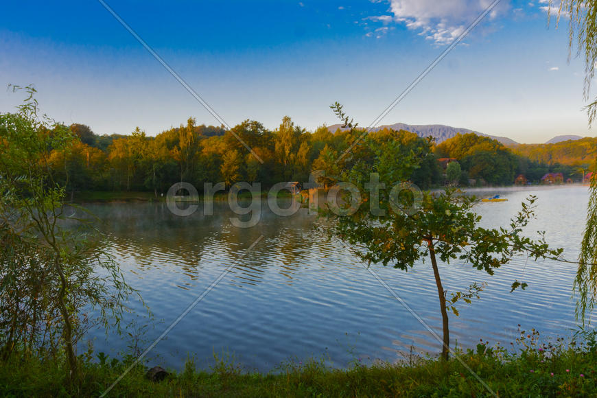 Озеро в горах для отдыха и рыбалки. Ранним утром