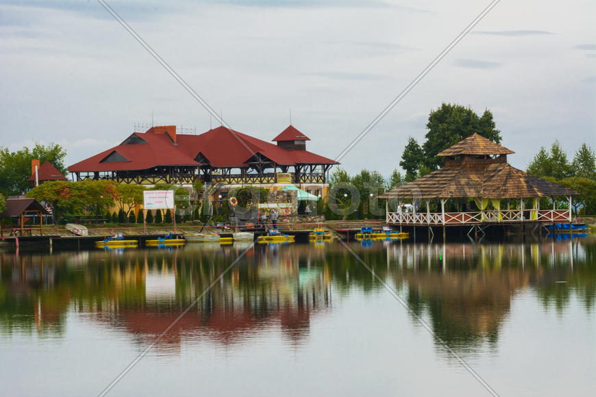 Озеро в горах для отдыха и рыбалки