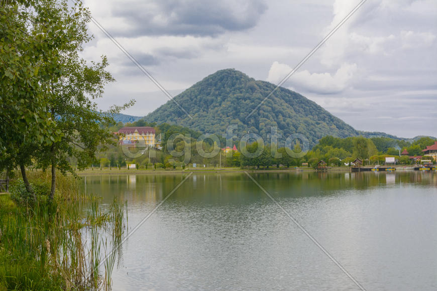 Озеро в горах для отдыха и рыбалки