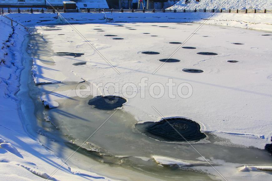 Теплая вода на льду замерзшего озера