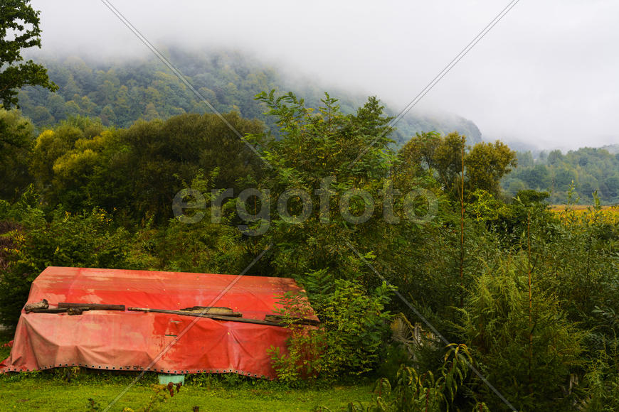 Накрытые тендом бревна в горной местности 
