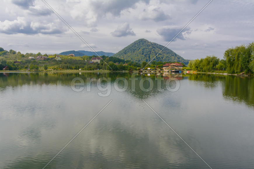 Озеро в горах для отдыха и рыбалки