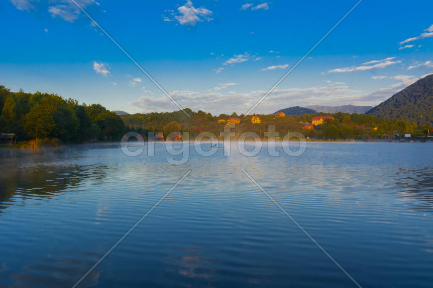 Озеро в горах для отдыха и рыбалки