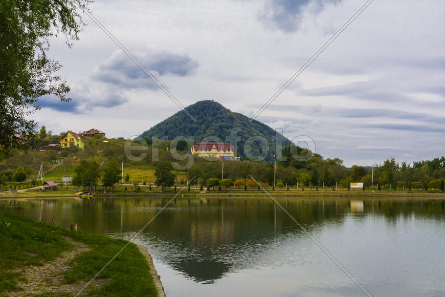 Озеро в горах для отдыха и рыбалки