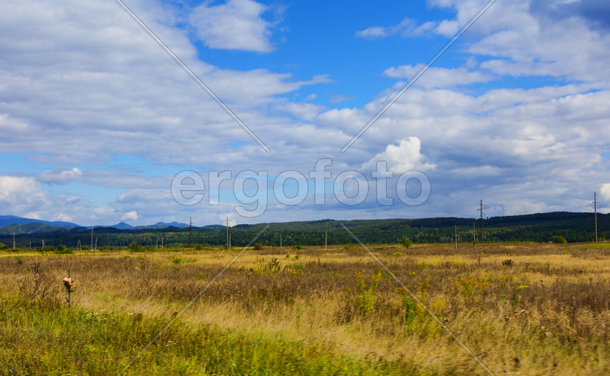Пейзаж полей и гор в Западной Украине