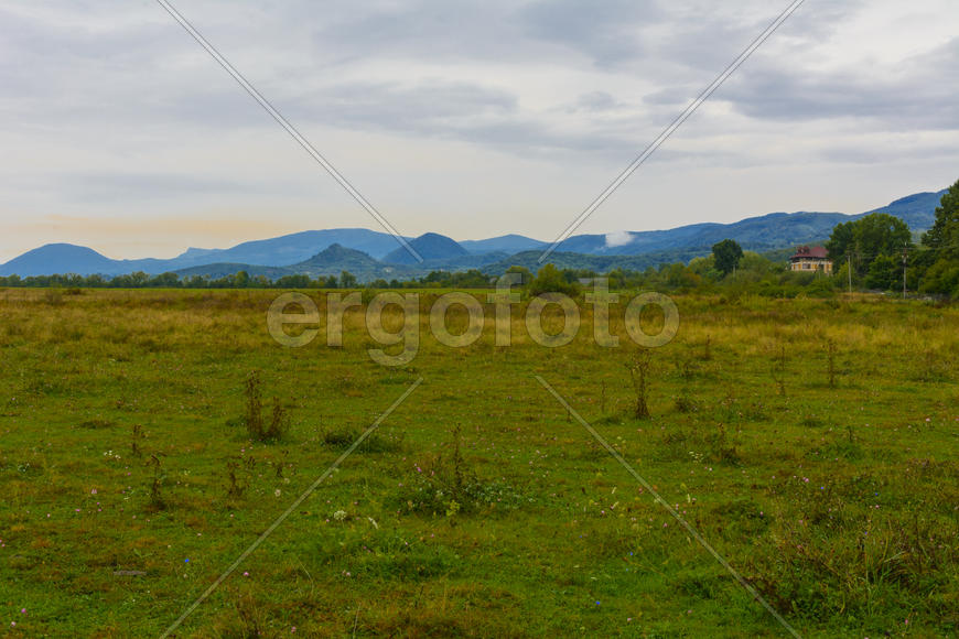 Пейзаж полей и гор в Западной Украине
