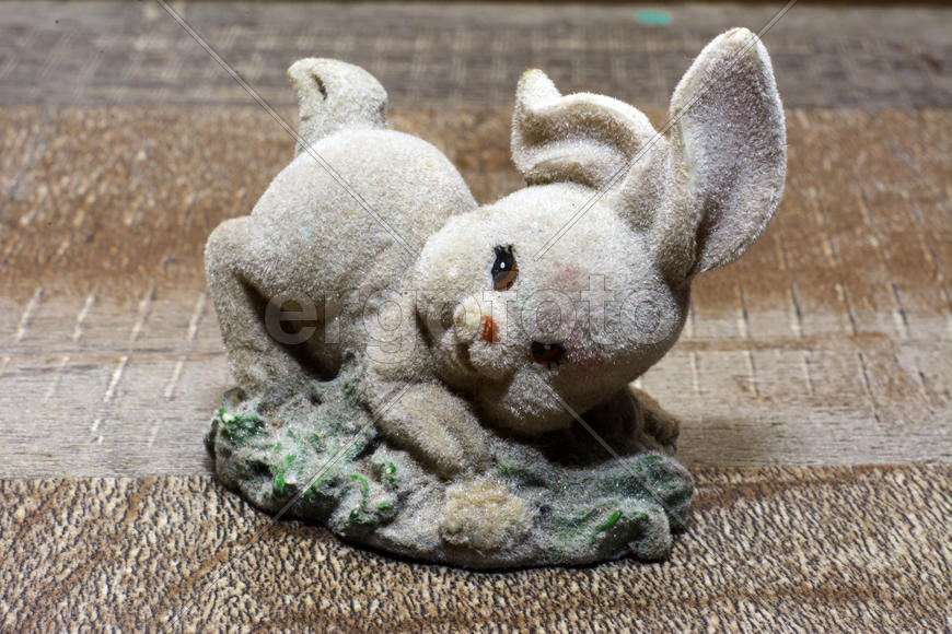 Маленькие детские игрушки крупным планом. Серый кролик 