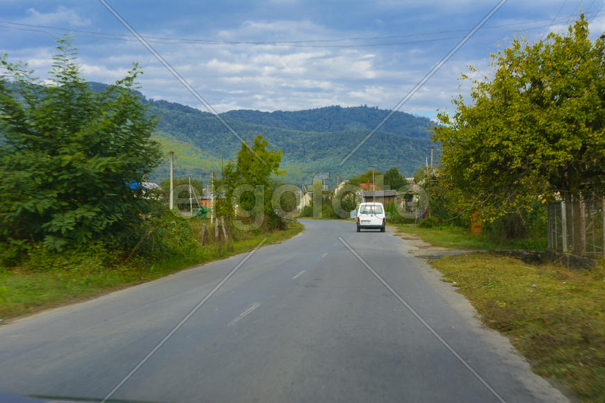 Горная дорога. Ландшафт поля и гор