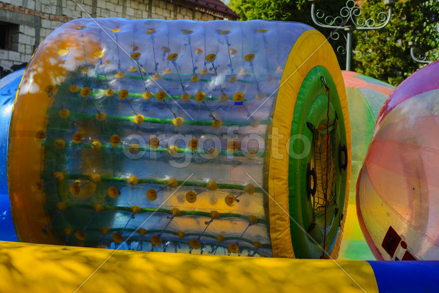 Детские аттракционы на ярмарке в селе Западной Украины