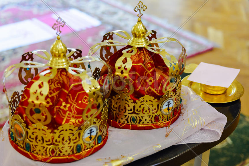 Христианские церкви. Таинство венчания. Свадебные короны для молодоженов