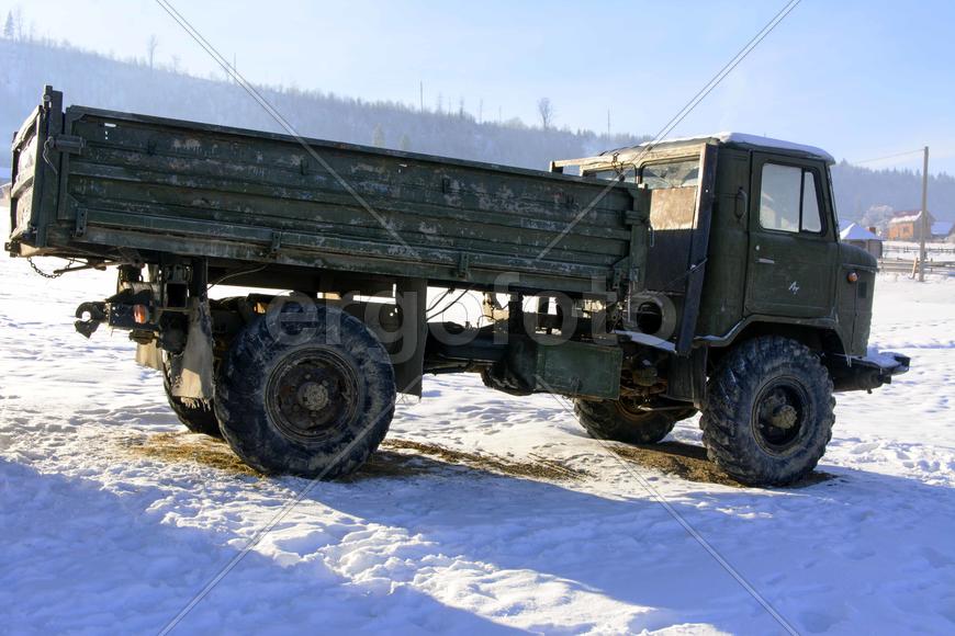Старые ржавые машины, брошенные в снегу зимой