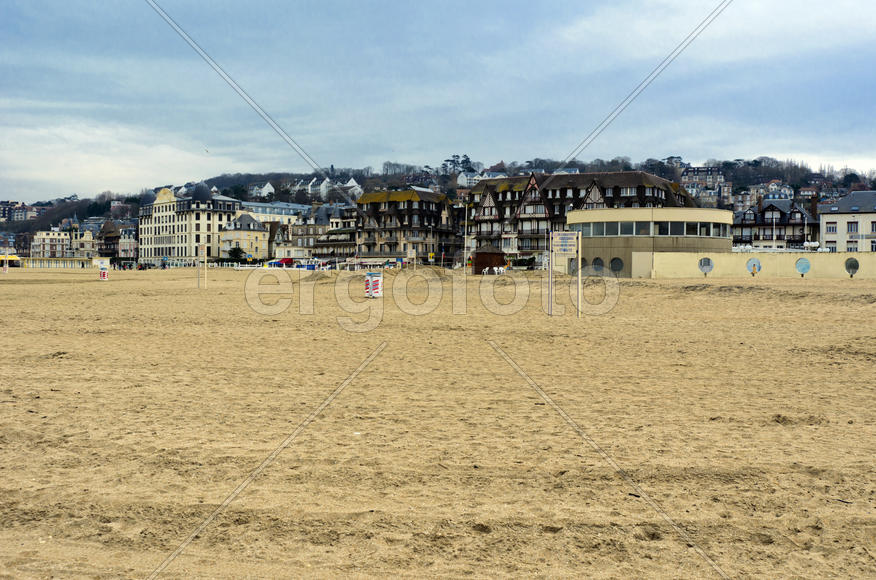 The coastal city line, the boundary between land and water around the pond