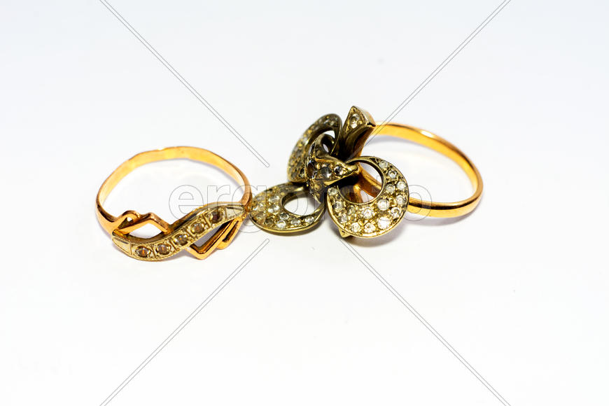 Женские ювелирные изделия и украшения на белом фоне