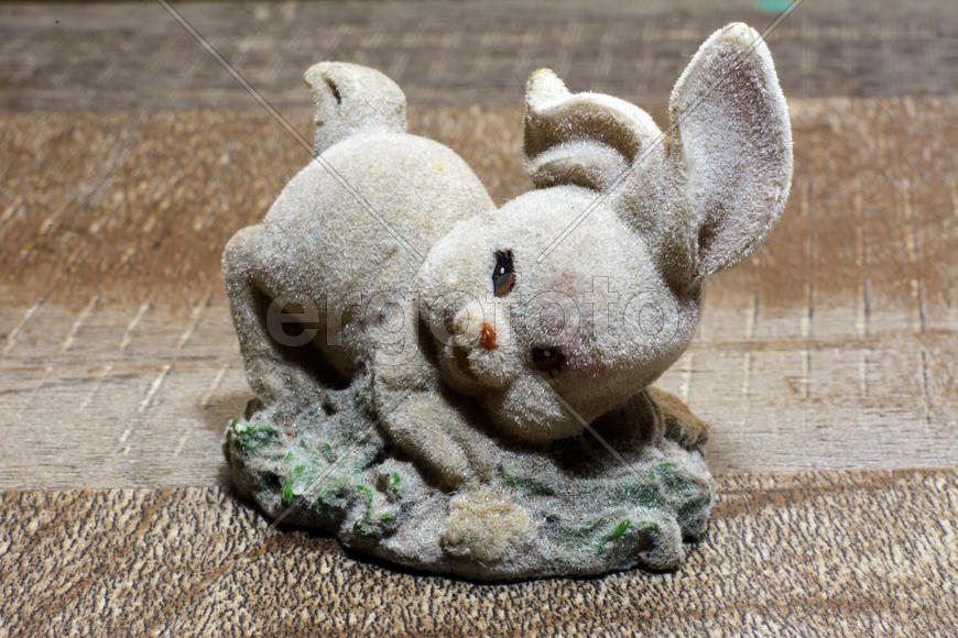 Маленькие детские игрушки крупным планом. Серый кролик 