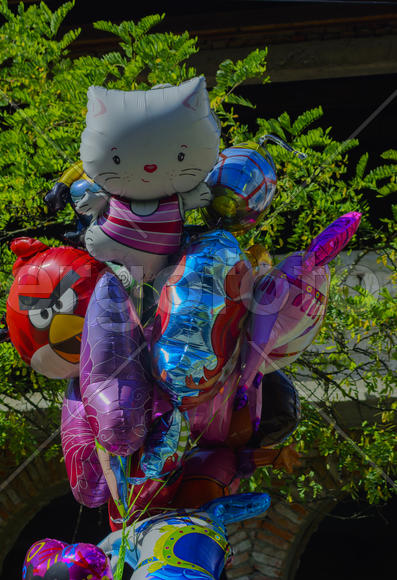 Детские игрушки на ярмарке в селе Западной Украины