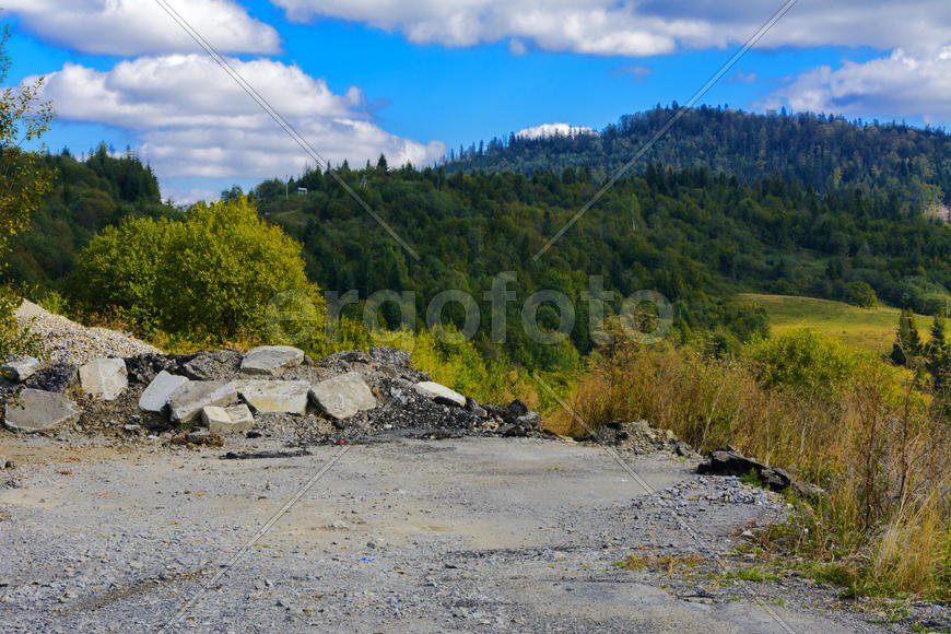 Серпантин горных дорог и горных долин в Украине