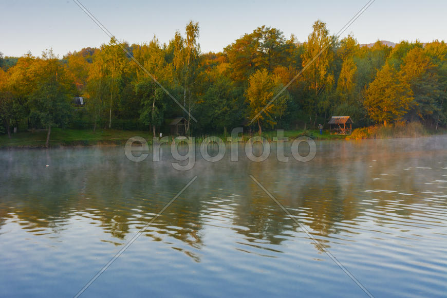 Озеро в горах для отдыха и рыбалки. Ранним утром