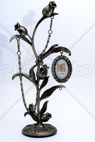 Небольшая скульптура. Одиночные фигурки на белом фоне