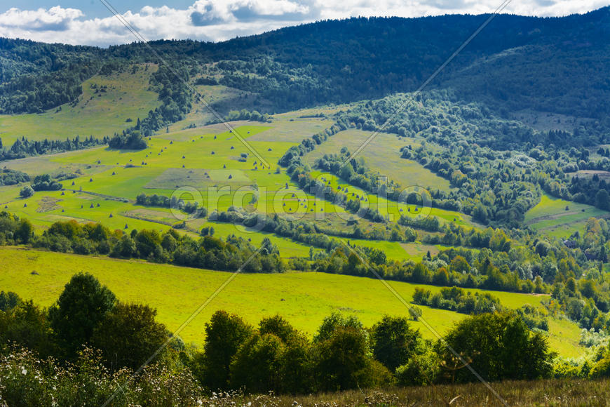 Серпантин горных дорог и горных долин в Украине