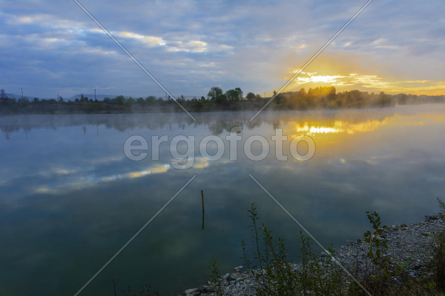 Озеро в горах для отдыха и рыбалки. Ранним утром