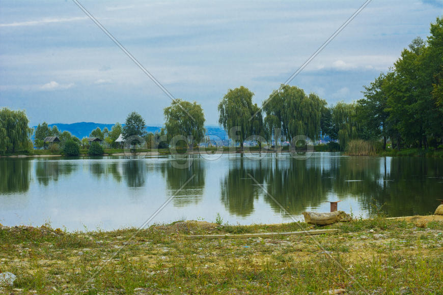 Озеро в горах для отдыха и рыбалки