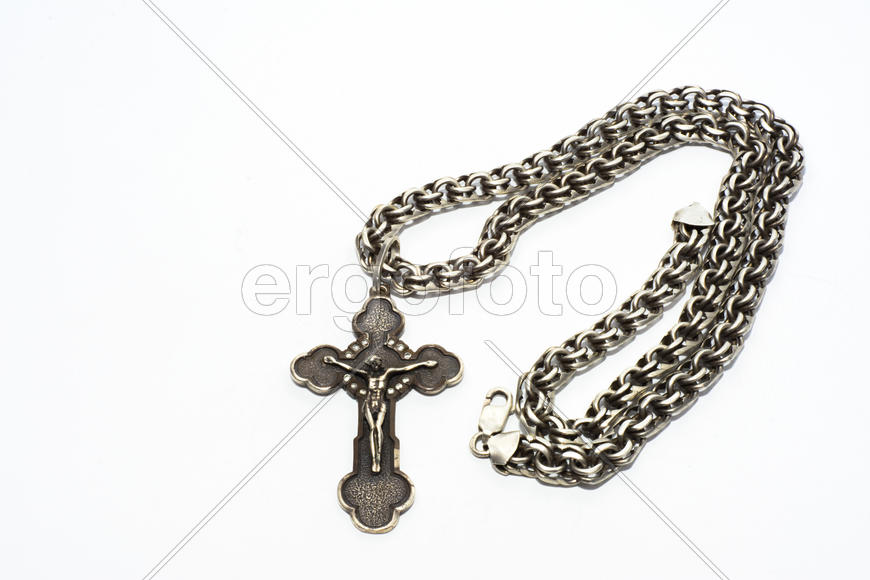 Браслеты, цепочки и кресты из серебра на белом фоне
