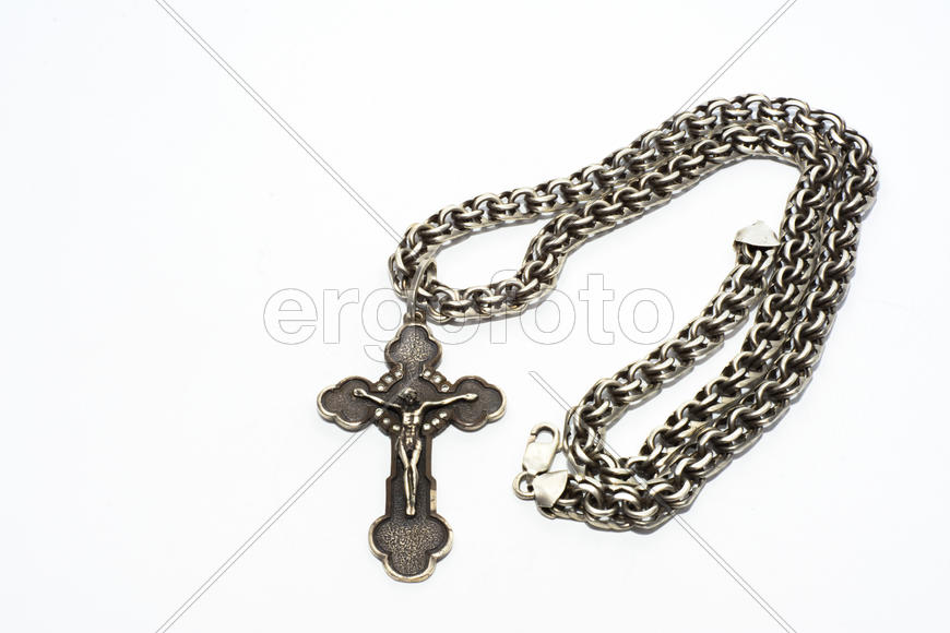 Браслеты, цепочки и кресты из серебра на белом фоне