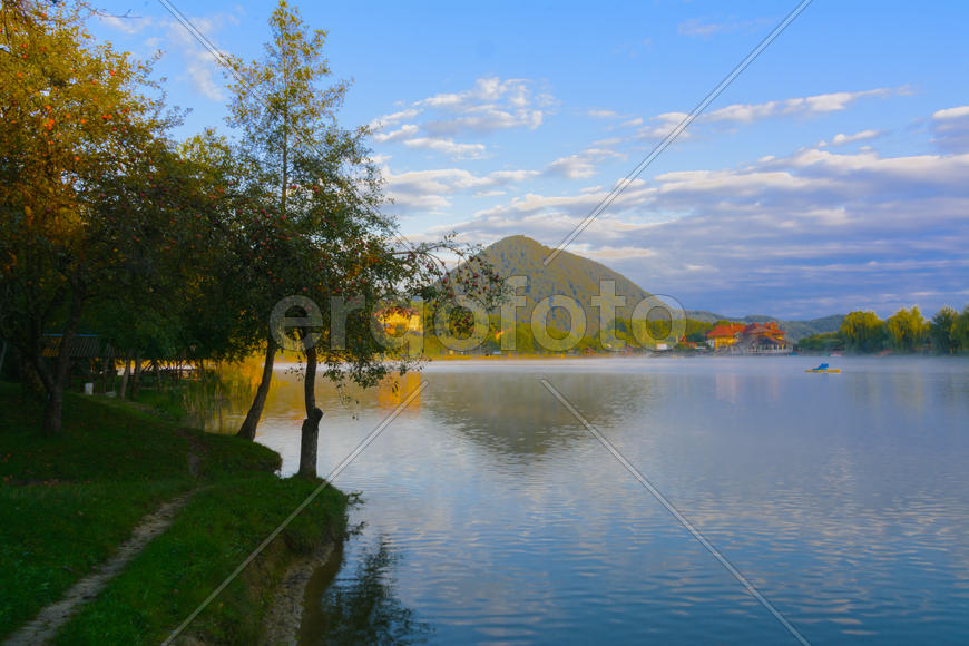 Озеро в горах для отдыха и рыбалки. Ранним утром