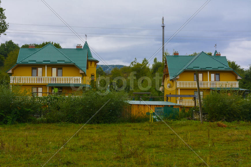 Дизайн частного дома. Дом с зеленой крышей 