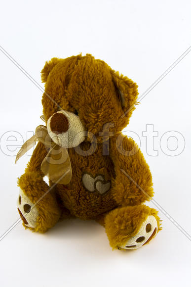 Детские игрушки на белом фоне крупным планом