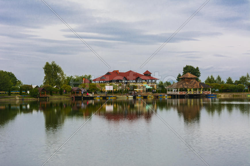 Озеро в горах для отдыха и рыбалки