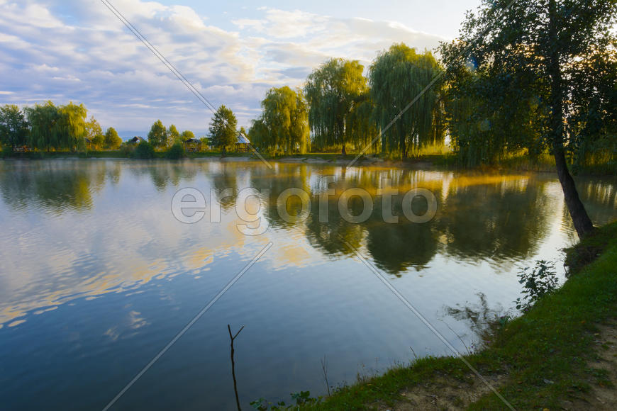 Озеро в горах для отдыха и рыбалки. Ранним утром