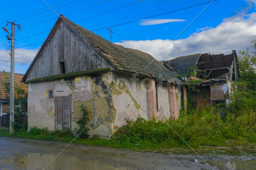 Старый заброшенный дом на краю деревни