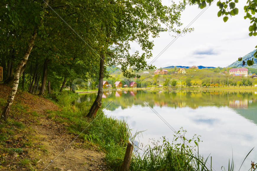 Озеро в горах для отдыха и рыбалки