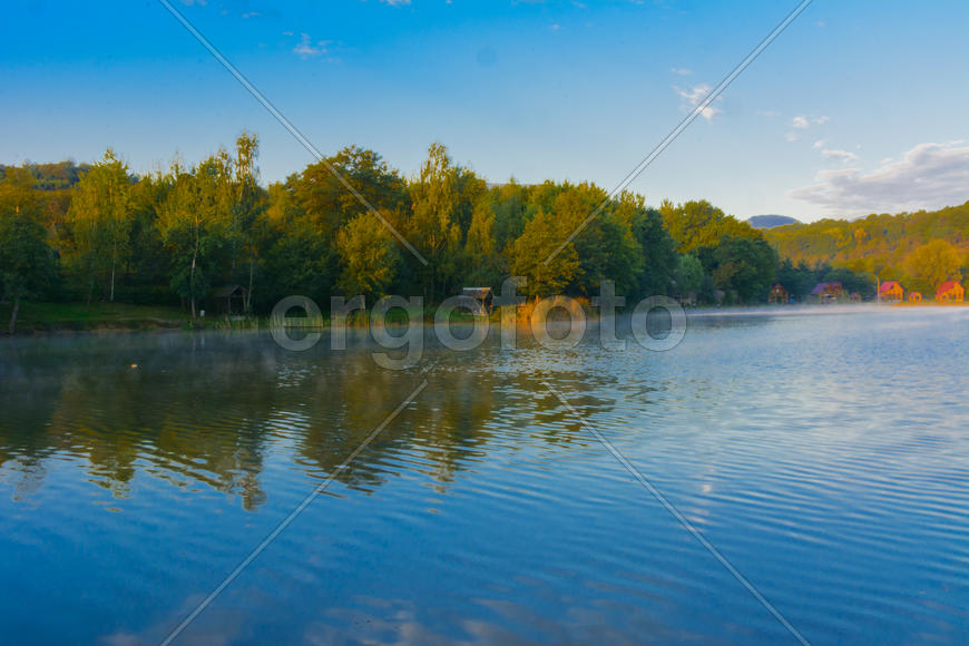 Озеро в горах для отдыха и рыбалки. Ранним утром