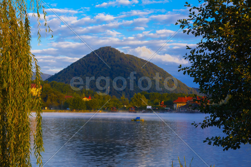 Озеро в горах для отдыха и рыбалки