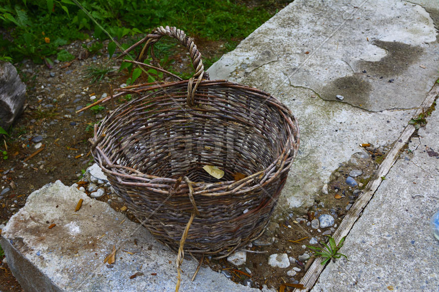 Плетеная из прутьев корзина 