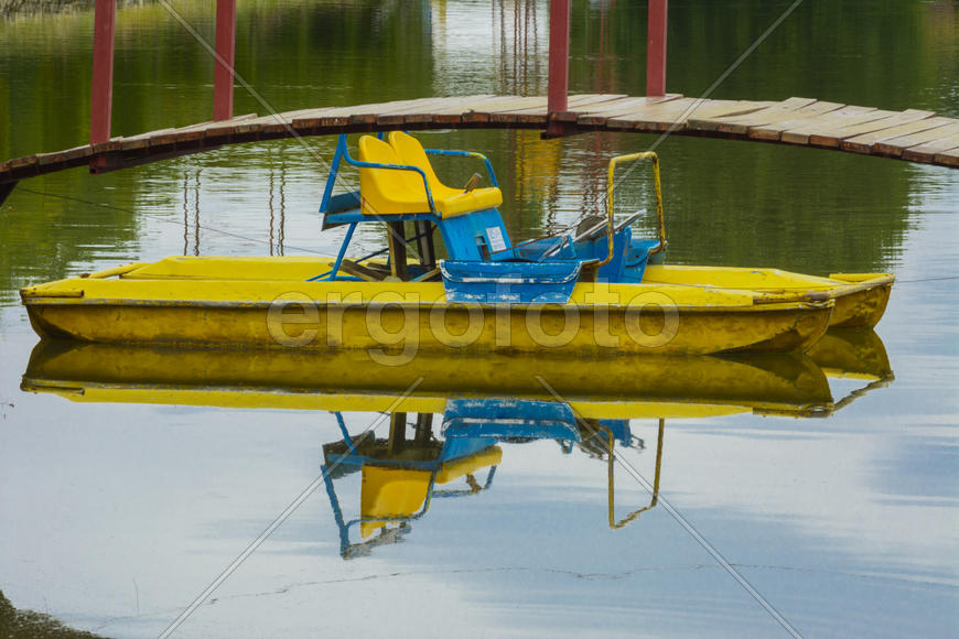 Лодка на озере в горах