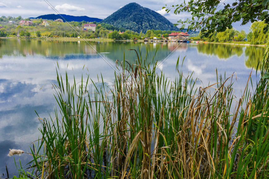 Озеро в горах для отдыха и рыбалки