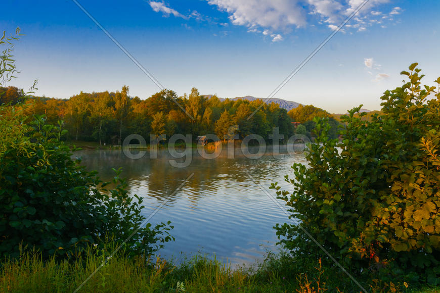 Озеро в горах для отдыха и рыбалки