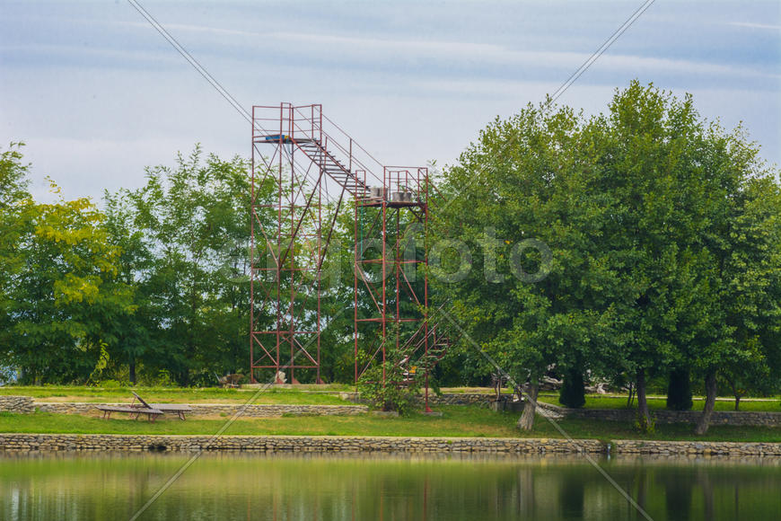 Озеро в горах для отдыха и рыбалки