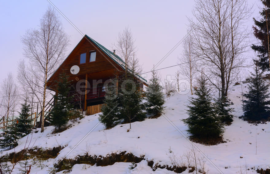 Дизайн частного дома в горной местности в зимний период