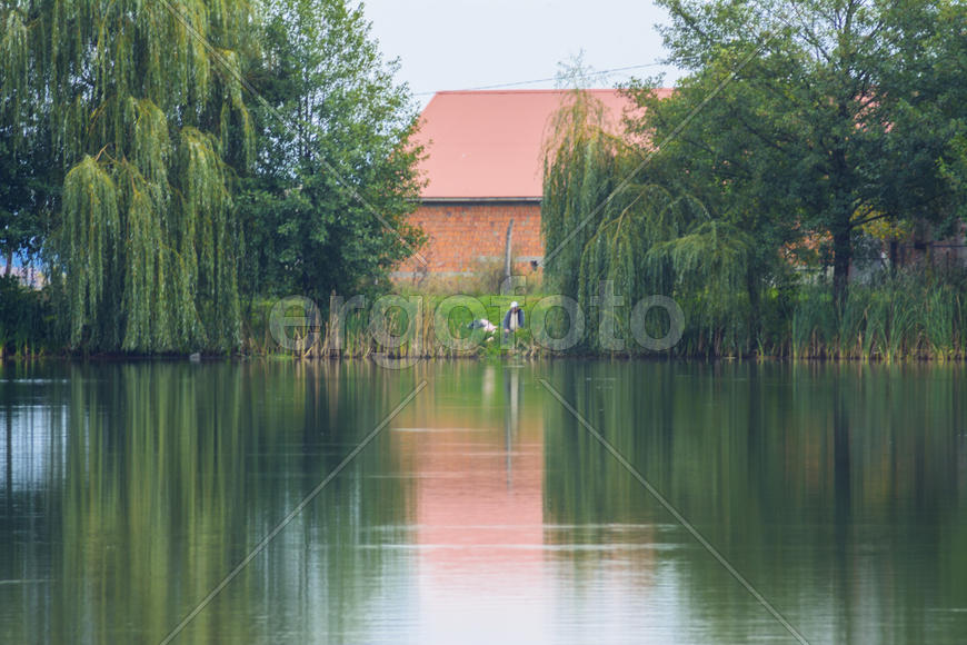 Озеро в горах для отдыха и рыбалки