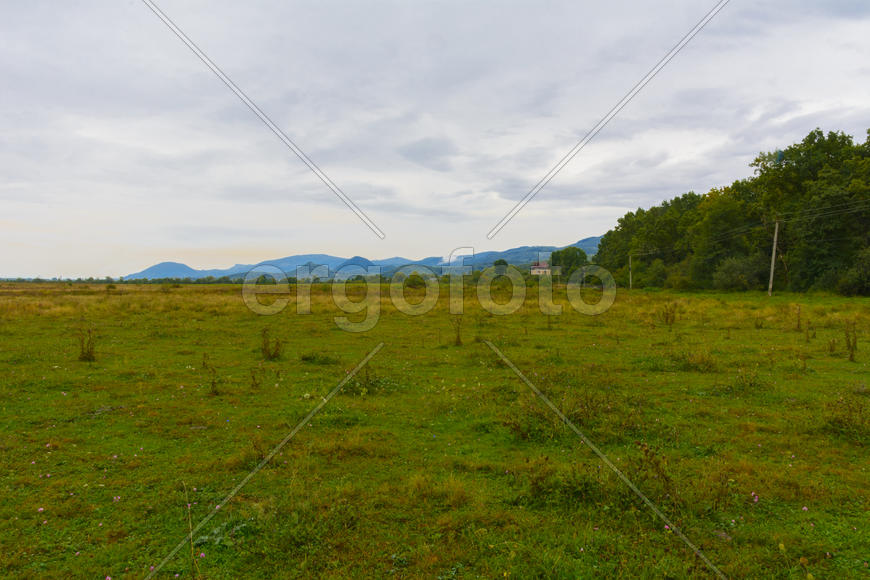 Пейзаж полей и гор в Западной Украине