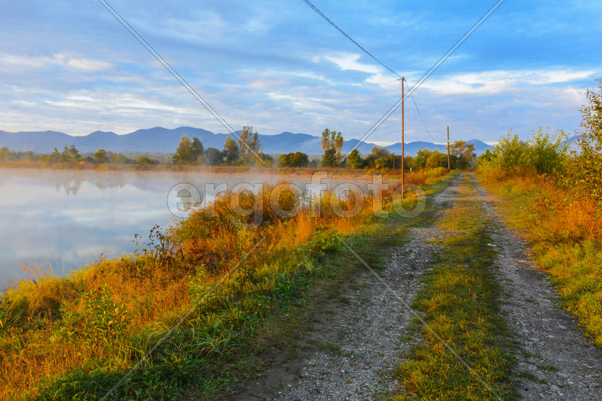 Озеро в горах для отдыха и рыбалки. Ранним утром
