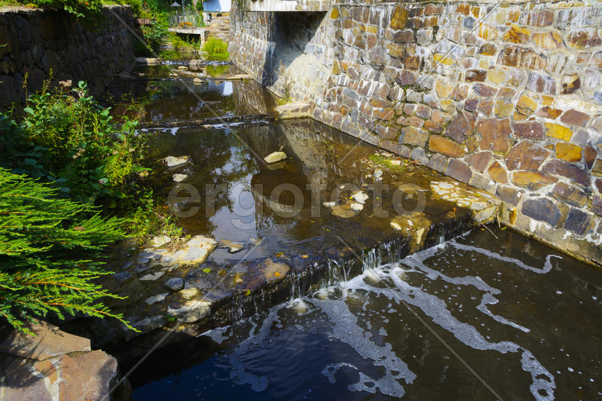 Горная река возле деревенских домов