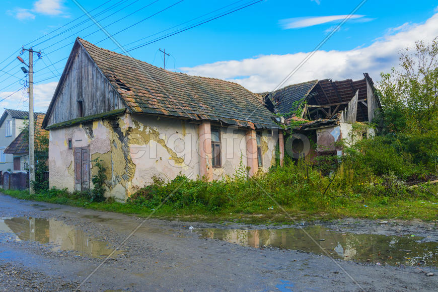 Старый заброшенный дом на краю деревни